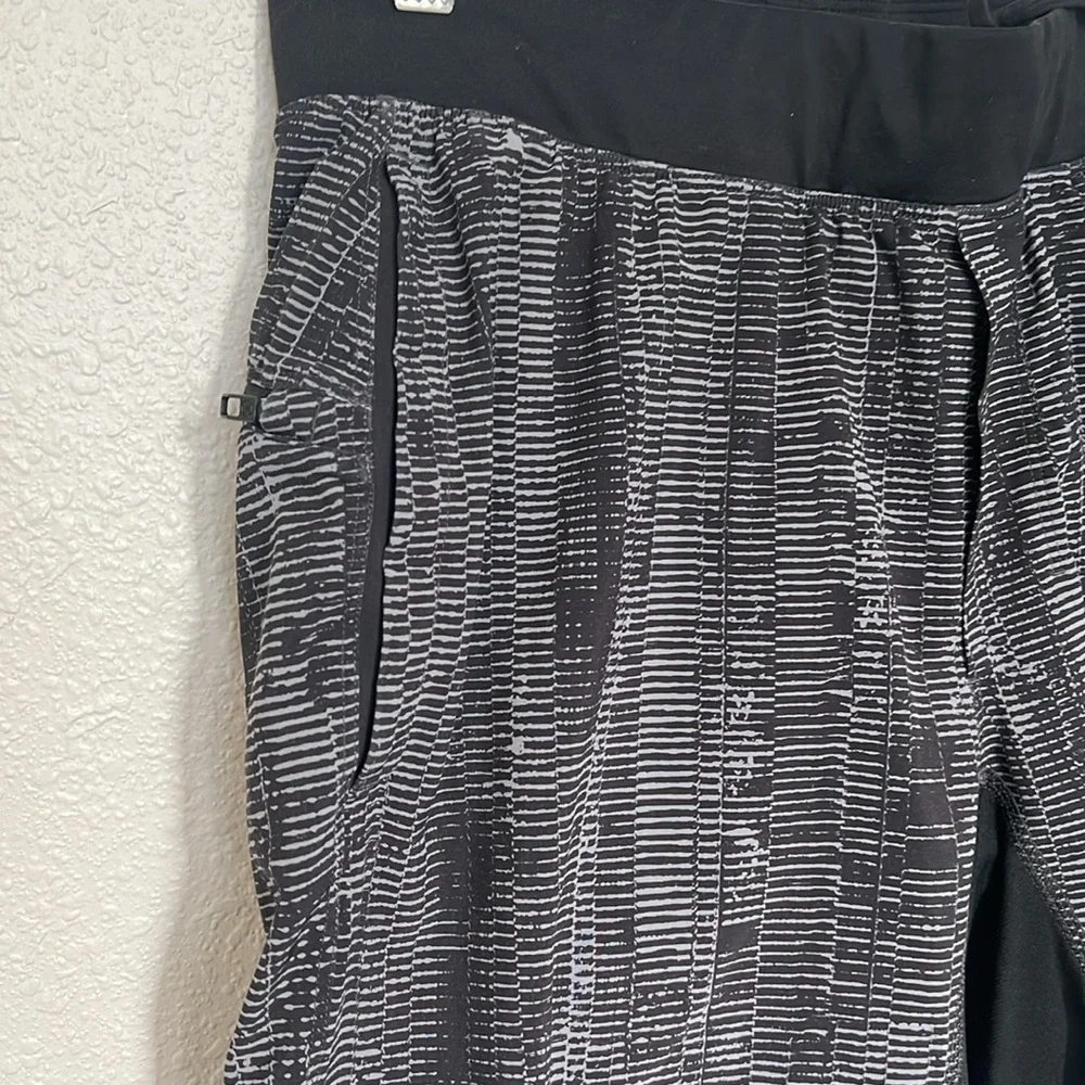 Lululemon THE Short 9” Gray/Black Estimated Size Medium